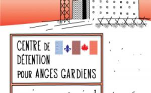 Centre de détention avec une pancarte en avant plan sur laquelle on peut lire : Centre de détention pour anges gardiens. Sur celle-ci on retrouve les drapeaux du Québec et du Canada.