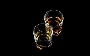 Photographie de deux verres d'alcool.