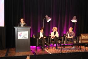 panel de trois femmes avec une animatrice au podium