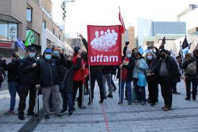 Photo de groupe de participants et participantes de la manifestation. Une bannière de l'UTTAM est tenue au centre du groupe.