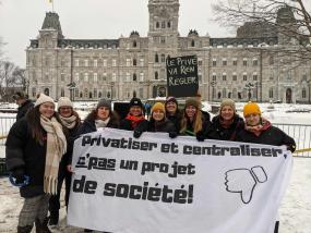 Photographie de groupe lors d'une manifestation devant l'assemblée nationale.