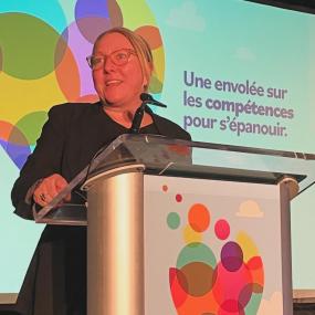 Photographie de la députée Mona Fortier qui prend la parole lors de l'événement.