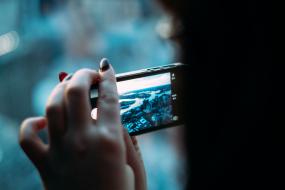 vue de dos d'une personne qui regarge son téléphone portable