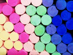 Une pile de craies de couleur.