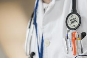 Plan rapprochée du torse d'un médecin.