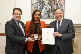 Photographie de François Legault, premier ministre, Bernard Drainville, ministre de l'Éducation et Djénébou Drabo, lauréate.