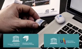une clé USB arborant le logo de l'UIL est insérée dans un ordinateur portable
