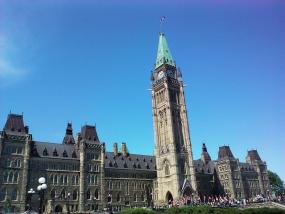 Photographie extérieur du parlement du Canada.