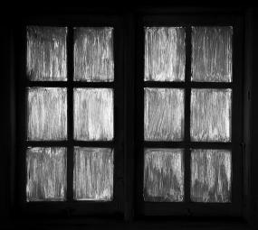 Photographie de fenêtre noircies et opaques.