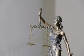 Photographie en gros plan d'une petite statue de la justice.