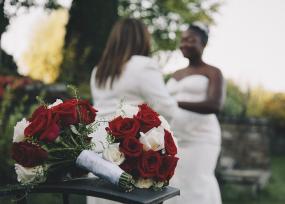 Photographie en plein air du marriage de deux femmes.