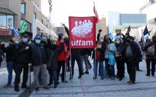 Photo de groupe de participants et participantes de la manifestation. Une bannière de l'UTTAM est tenue au centre du groupe.