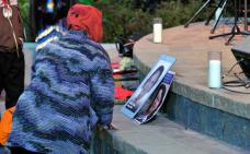 Une femme se recueuille devant les photos de femmes autochtones