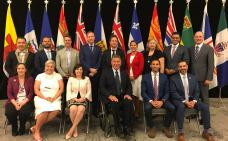 Photos de groupe de Rick Hansen, entouré des ministres de l’Éducation (Canada).