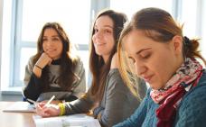 Trois personnes dans une salle de classe.