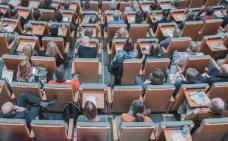 Vue de haut de personnes assises dans un auditorium.