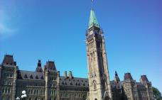 Photographie extérieure du parlement du Canada.