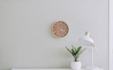 Photographie d'un bureau épuré avec une horloge sur le mur.