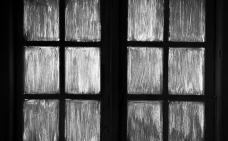 Photographie de fenêtre noircies et opaques.