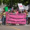 Photographie de la contre-manifestion : une bannière est tenue par des manifestantes où il est écrit « Le Québec riposte pour un engagement féministe pro-choix ». 