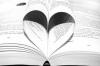 Photographie d'un livre ouvert dont deux pages repliées forment un coeur.