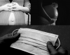 Montage de trois photographies : gros plan sur le ventre d'une personne enceinte de face, gros plan sur le ventre d'une personne enceinte de côté et un masque.