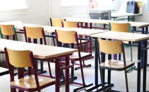 Photographie d'une salle de classe vide.