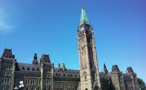 Photographie extérieure du parlement canadienne.