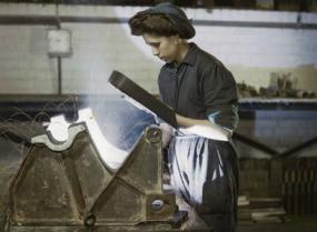 Photographie d'époque d'une travailleuse d'usine.