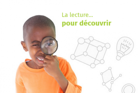 Un enfant tient une loupe de vant son oeil gauche.