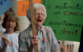 Photographie de Léa Roback lors d'une manifestation pro-choix.