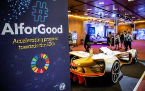 Vue sur une expo avec en avant-plan, un présentoir où il est écrit #AIforGood : accelerating progress towards the SDGs.