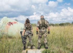 Vue de dos de deux membres des forces armées.