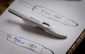 un test de grossesse entre deux dessins de tests de grossesse