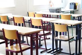 Photographie d'une salle de classe vide.