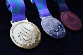 Photographie de médailles des Olympiades québécoises.