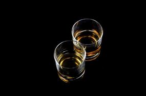 Photographie de deux verres d'alcool.