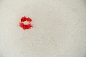 Photographie de l'empreinte d'un baiser sur un mur.