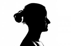 Photographie en noir et blanc d'une femme de profil.