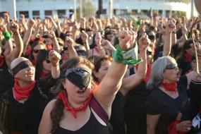 Photographie d'une manifestation de femmes.