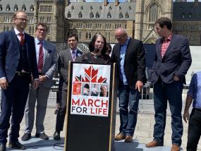 Photographie de Cathay Wagantall prononçant une allocution à la manifestation "Marche pour la vie", mai 2022.