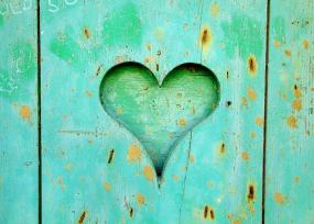 Photographie d'un coeur découpé dans le bois.