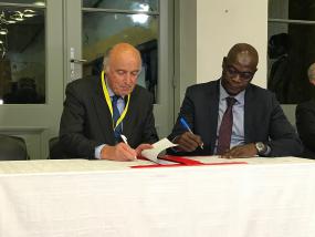 M. Jean-Paul de Gaudemar, recteur de l'AUF et M. Abdel Rahamane Baba-Moussa, Secrétaire général de la CONFEMEN signant l'accord côte-à-côte.