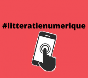 Illustration sur fond rouge d'une main qui appuie un doigt sur l'écran d'un téléphone intelligent. Au-dessus de l'illustration, la mention #litteratienumerique.