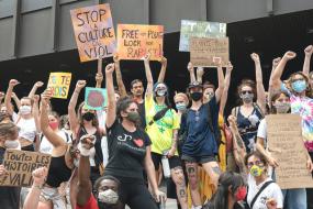 Manifestation contre les agressions sexuelles à Montréal, devant le palais de justice.