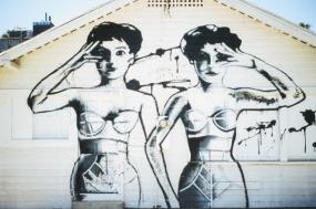 Art-murale de deux femmes qui regardent au loin.