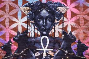 Art de rue d'une femme représentant la déesse égyptienne Bastet.