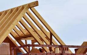 Photographie d'un toit de maison en construction.