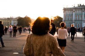 Photographie d'une femme traversant un espace public.