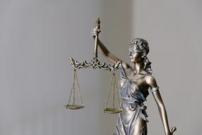 Photographie d'une statue de la justice.